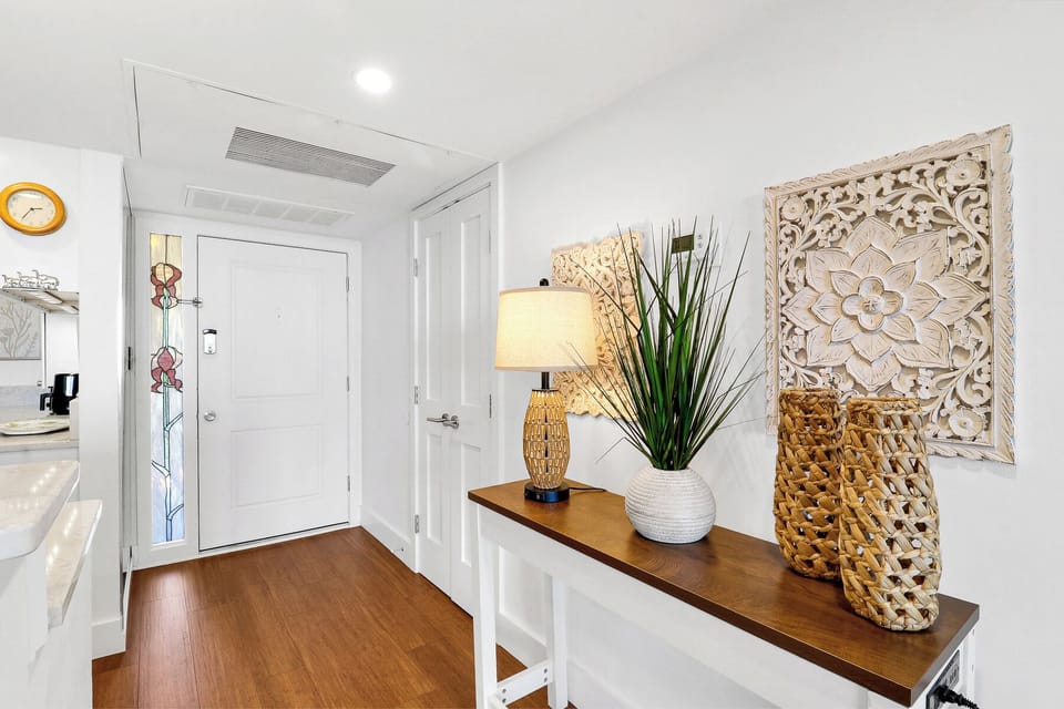 4501 Island Club | Tastefully decorated entryway - 4501 Island Club | Tastefully decorated entryway