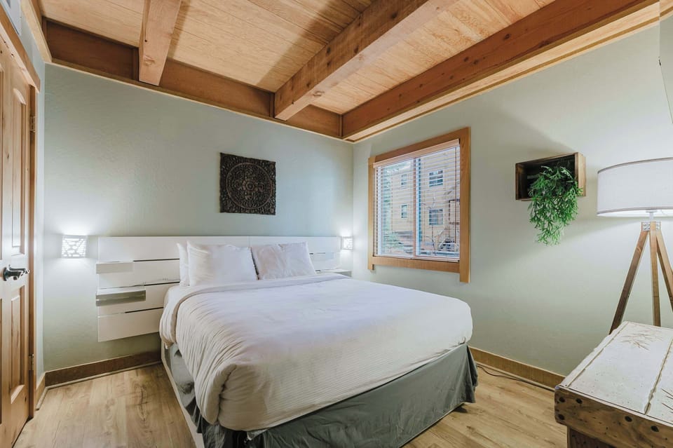 Condo, 2 Queen Beds, Patio, Mountain View (The Golden Bend) | 2 bedrooms, individually decorated, individually furnished, desk