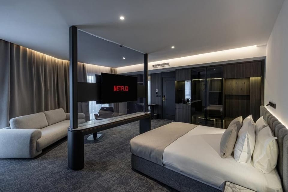 Junior Suite, City View | Desk, free WiFi