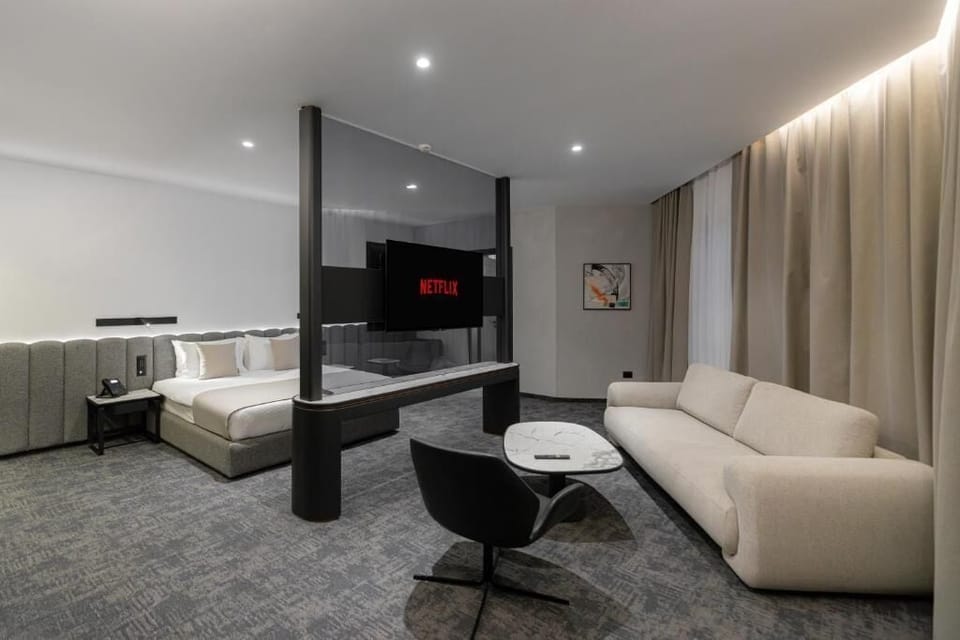 Junior Suite, City View | Living area
