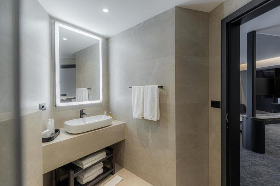 Junior Suite, City View | Bathroom | Free toiletries, hair dryer, towels, soap