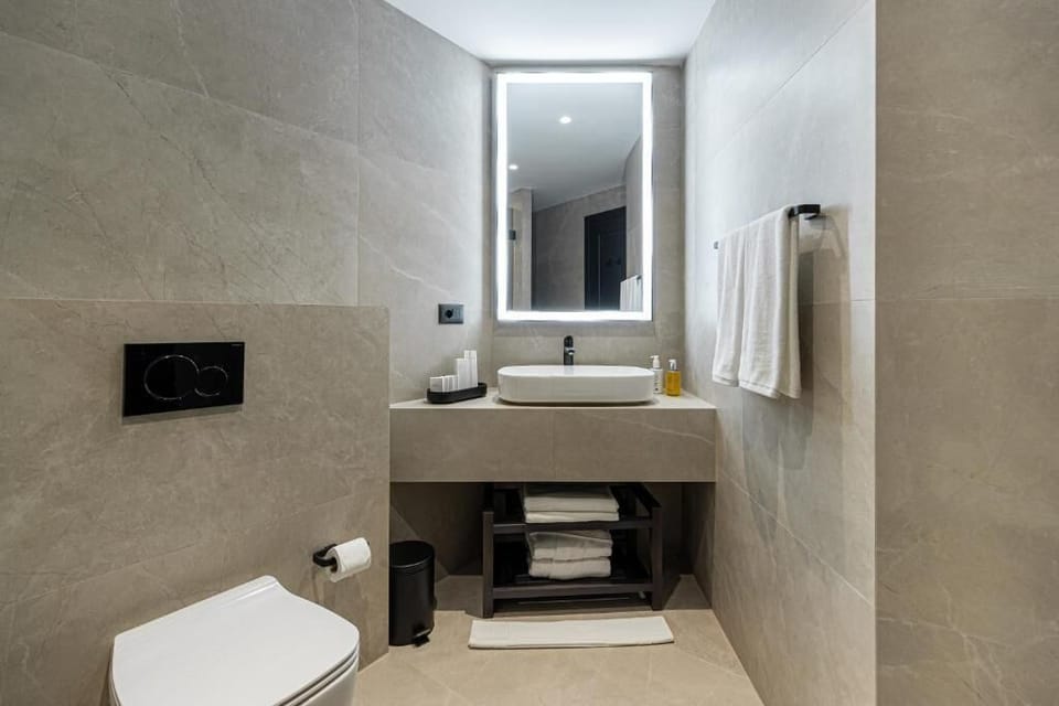 Junior Suite, City View | Bathroom | Free toiletries, hair dryer, towels, soap