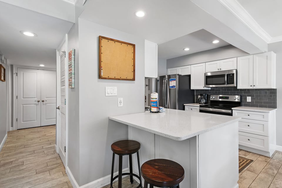 Eat-in kitchen bar seating