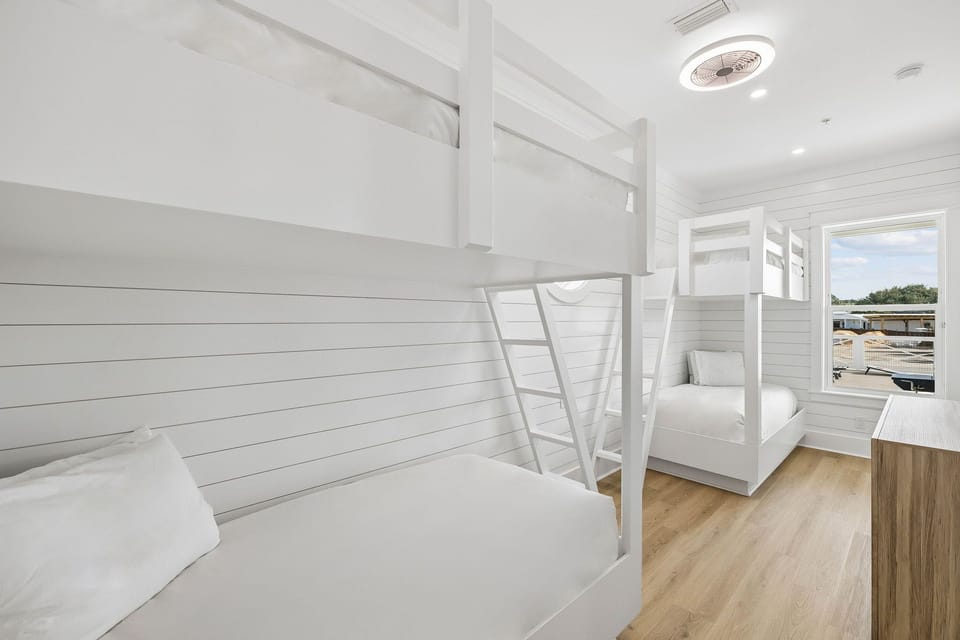 1st Floor Bunk Room - 2 Twin Bunks + Flat-Screen TV