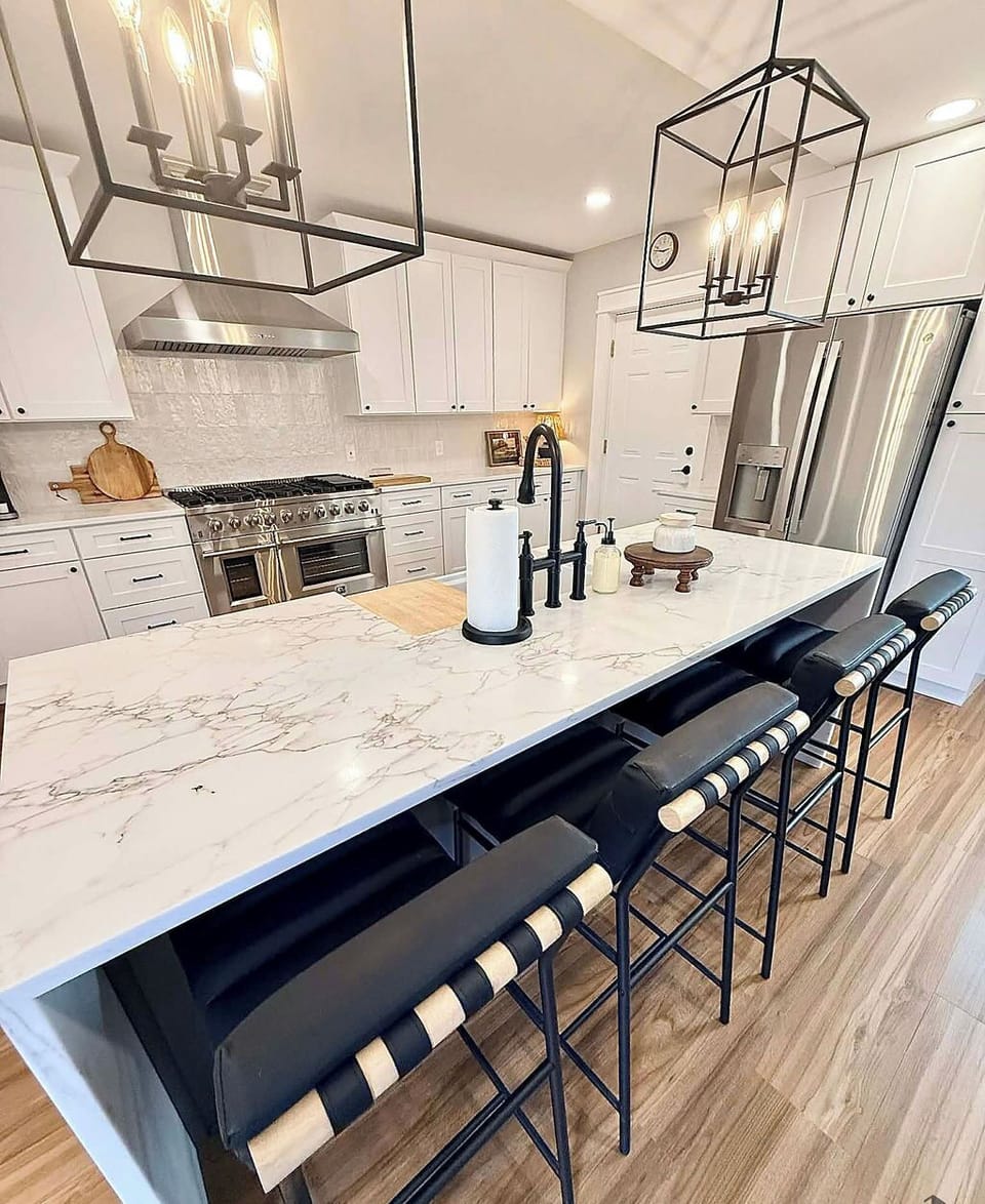 Large kitchen island w/ bar stools- Ample space for entertaining 