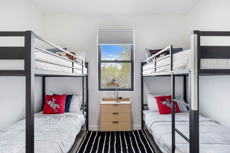 Rowdy Cowyboy/Cowgirl Quarters 4 twin beds 
