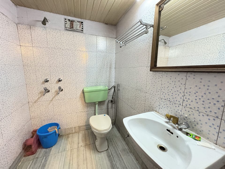 Standard Double Room, City View | Bathroom | Shower, free toiletries, towels
