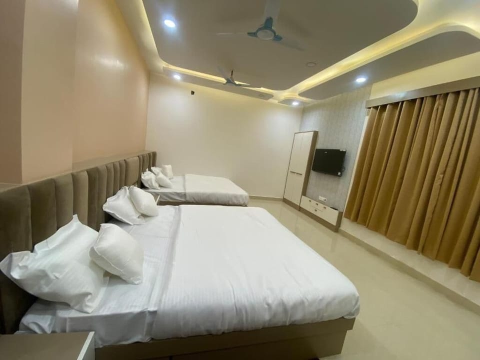 Family Room | Desk, laptop workspace, free WiFi, wheelchair access