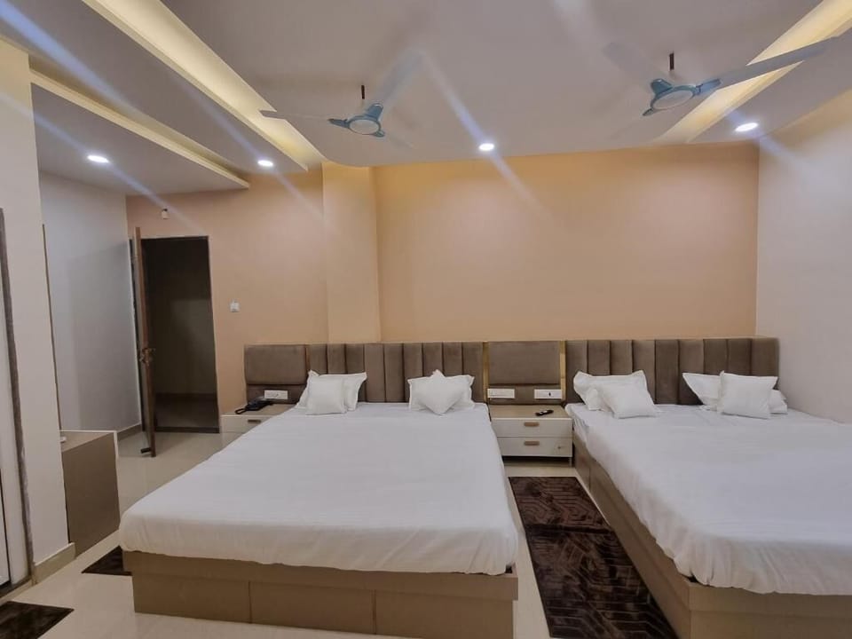 Family Room | Desk, laptop workspace, free WiFi, wheelchair access