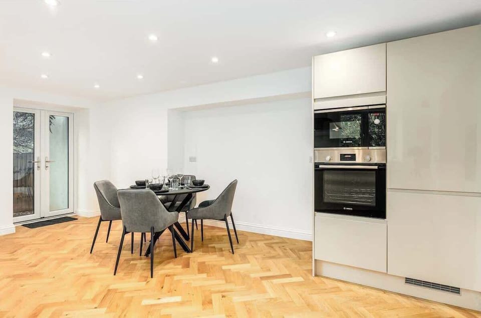 Bright kitchen space making group cooking or family breakfasts easy and enjoyable.