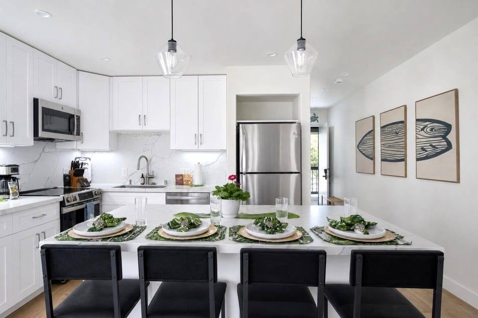 Share a locally inspired meal or plan your next day’s itinerary at your spacious dining table. KUL-W145