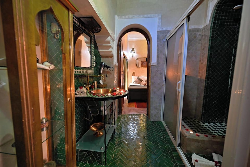 Assalam | Bathroom | Shower, hair dryer, towels, soap