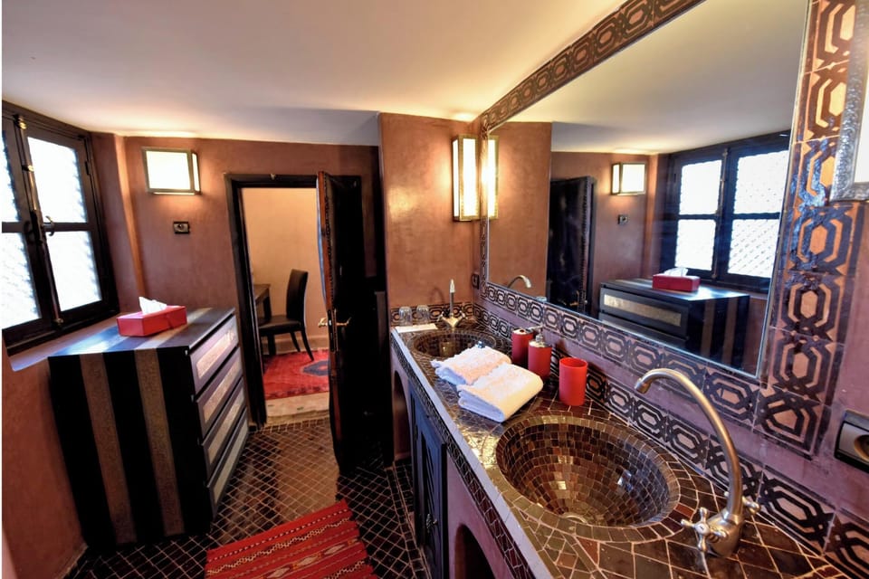 Yacout | Bathroom | Shower, hair dryer, towels, soap