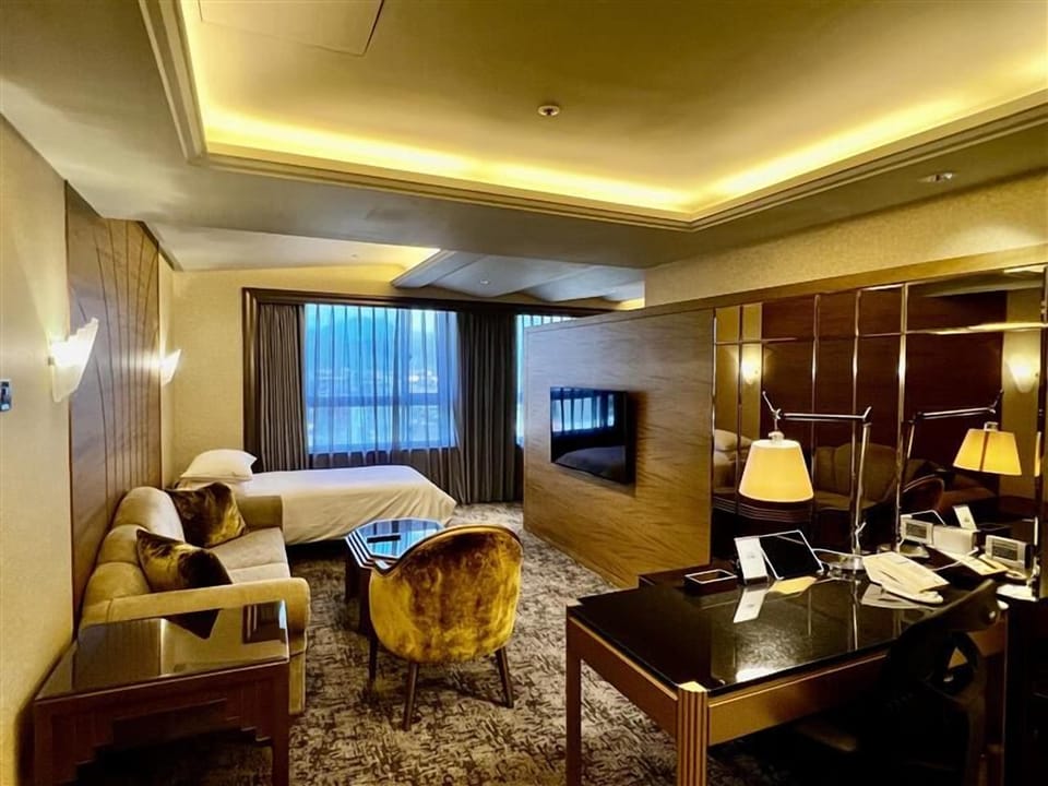 Corner Suite with Extra Bed | Premium bedding, down comforters, minibar, in-room safe