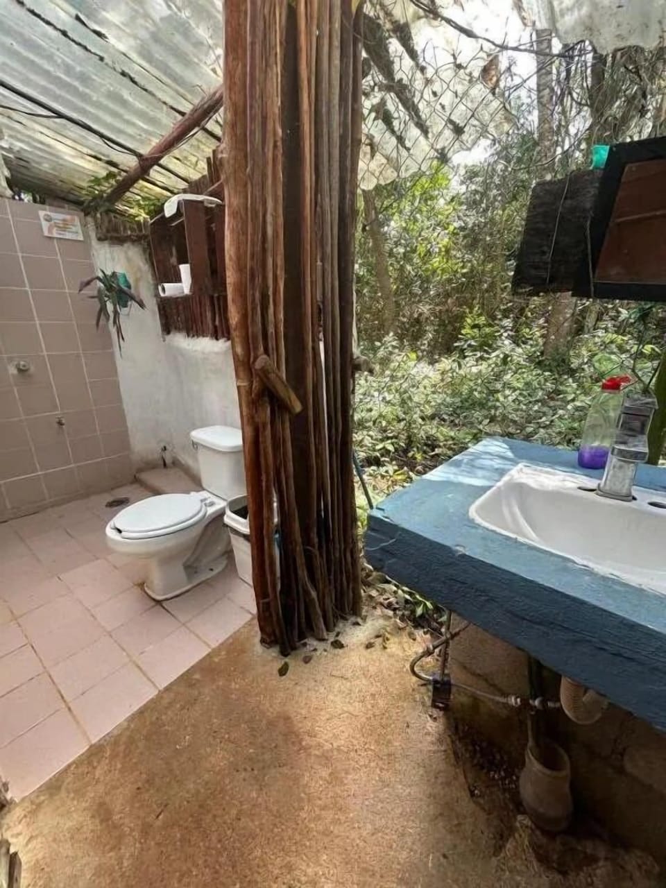 Queen Room with Garden View | Bathroom | Soap, toilet paper