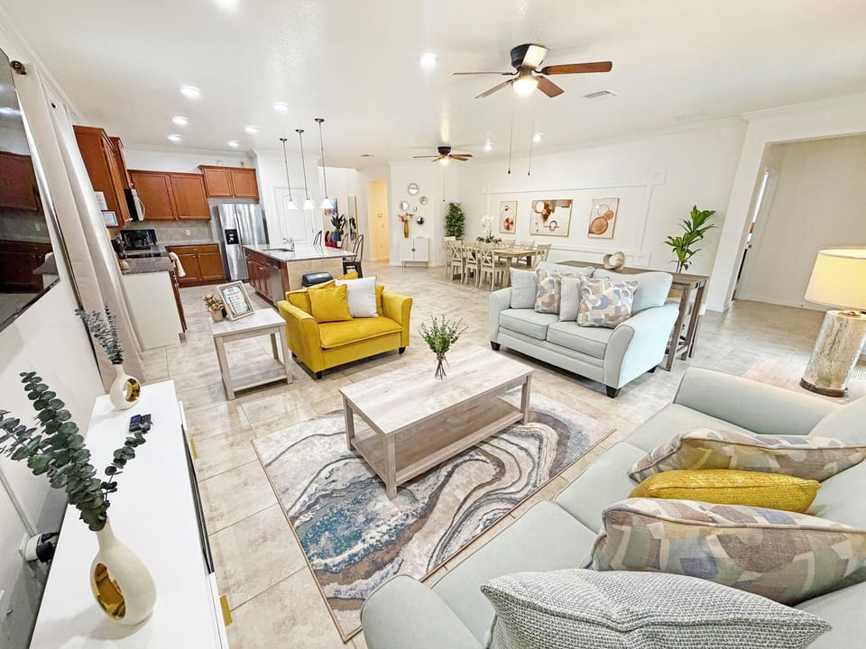 4-LivingRoomOverview