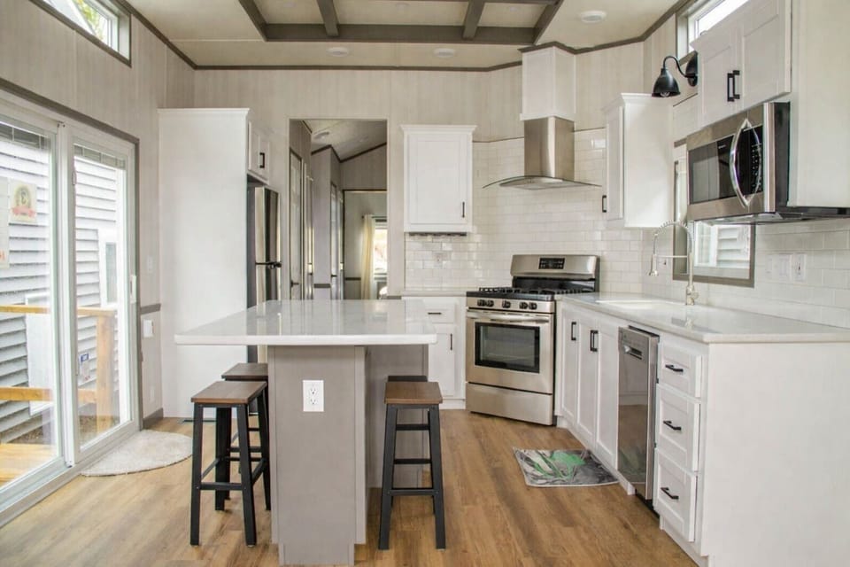 Cabin, 2 Bedrooms | Private kitchen | Fridge, microwave, oven, stovetop