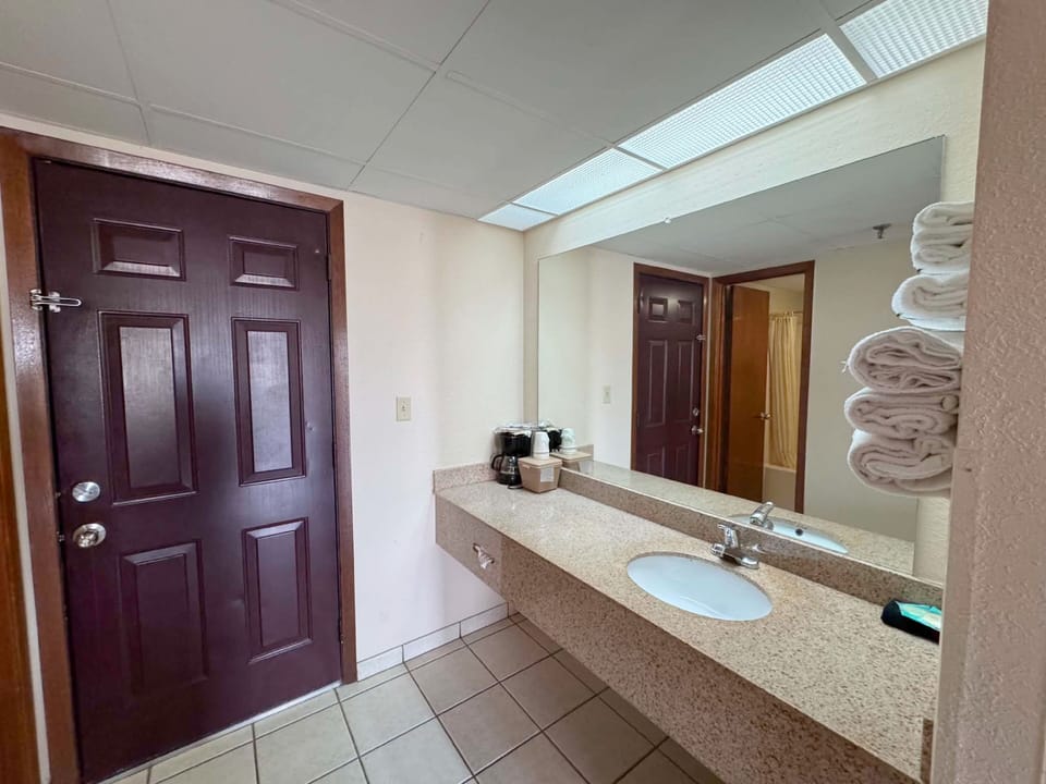 Combined shower/tub, free toiletries, hair dryer, towels