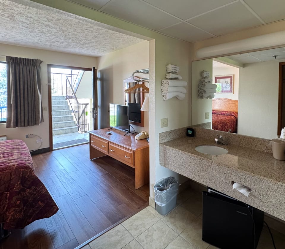 Deluxe Suite, Balcony, River View | Bathroom amenities | Combined shower/tub, free toiletries, hair dryer, towels