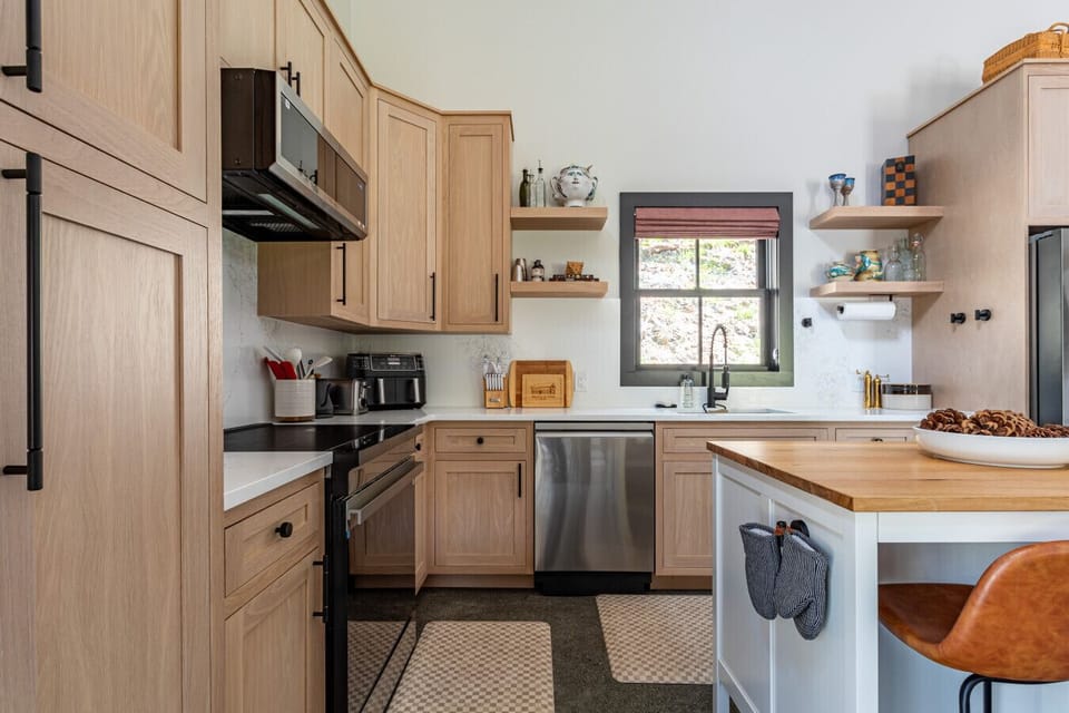 From morning coffee to evening feasts, this kitchen has you covered