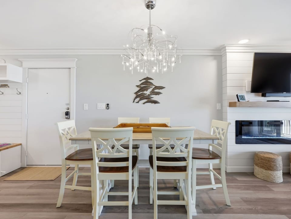 Coastal-inspired dining space with modern charm