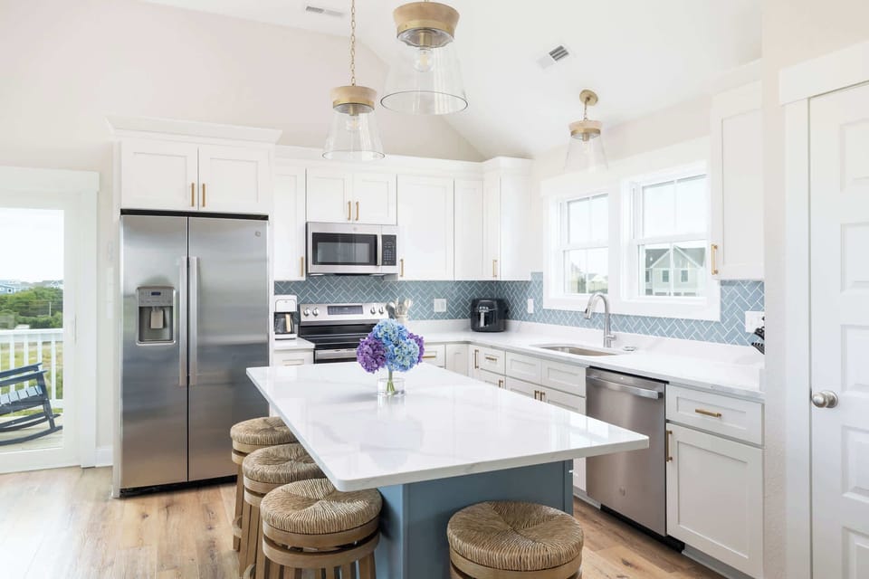Top Level: Fully Equipped Kitchen w/Island Seating