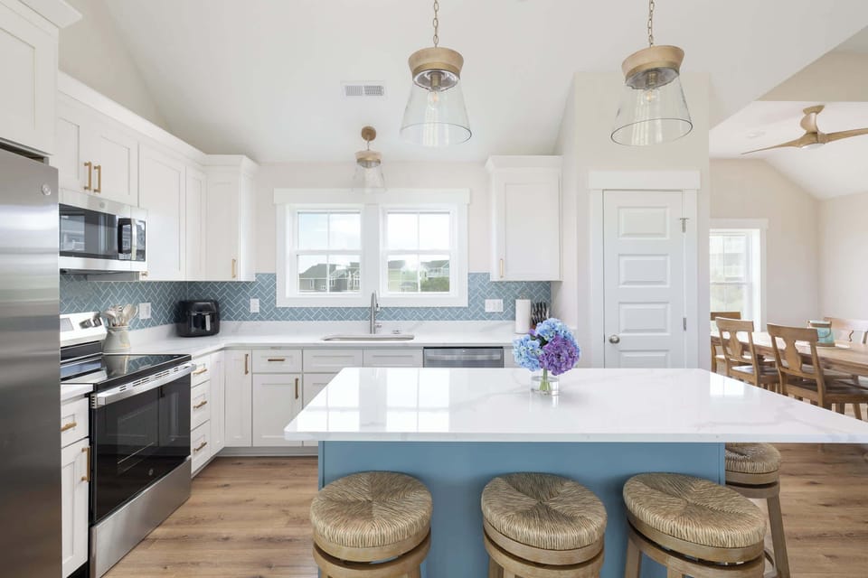 Top Level: Fully Equipped Kitchen w/Island Seating