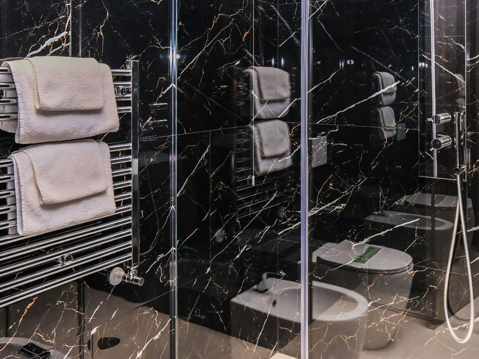 Luxury Studio Suite | Bathroom | Free toiletries, hair dryer, slippers, bidet