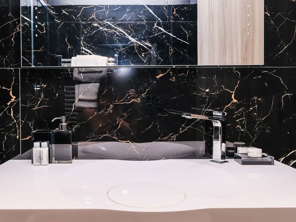 Luxury Studio Suite | Bathroom | Free toiletries, hair dryer, slippers, bidet