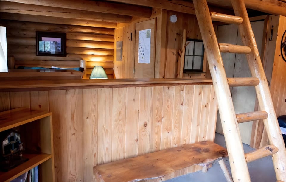Cowboy Cabin pony wall pic, one queen bed behind the pony wall