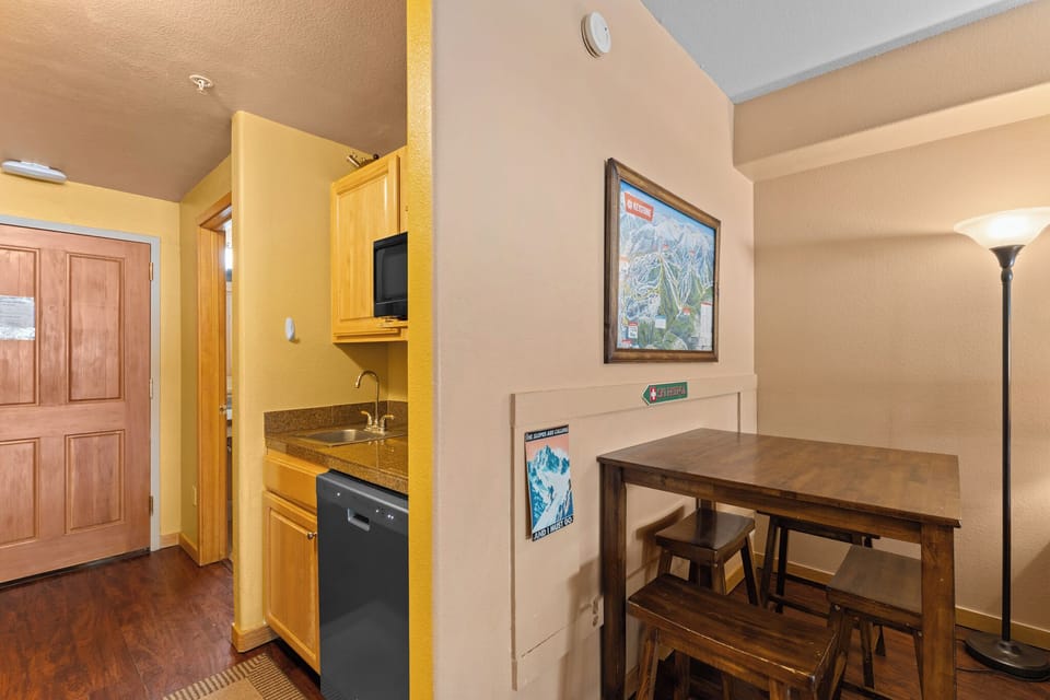 Condo (0 Bedroom) | Property amenity