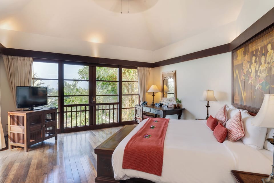 Premium bedding, in-room safe, desk, blackout drapes