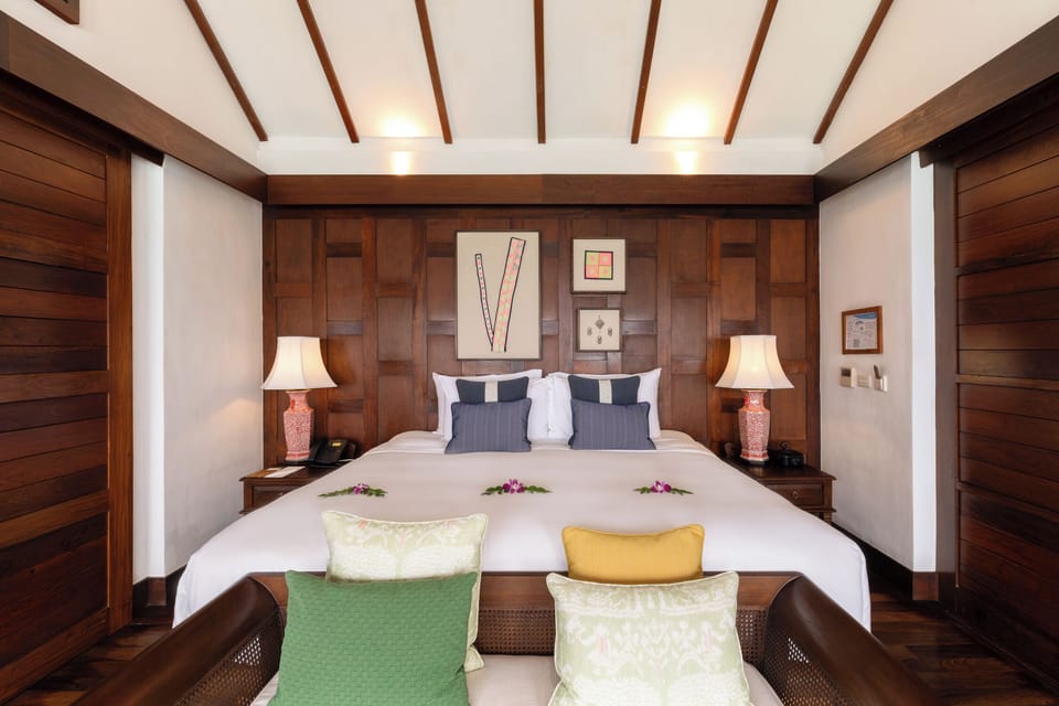 Premium bedding, in-room safe, desk, blackout drapes