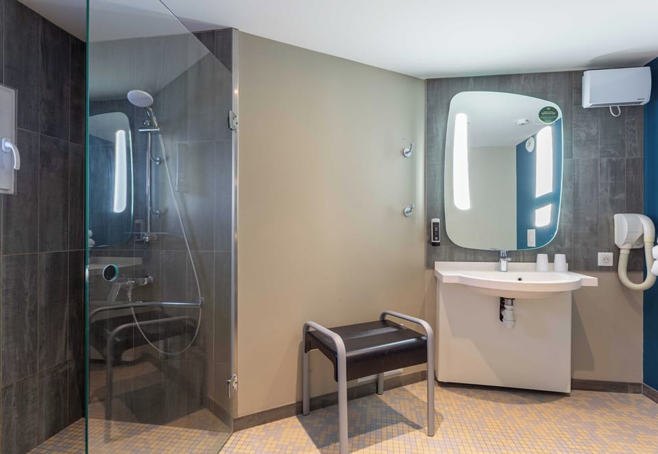 Standard Double Room, Mobility Accessible, Non Smoking | Bathroom | Shower, hair dryer, towels