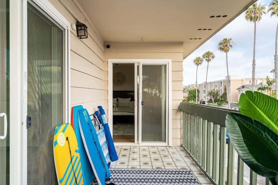 Relax on the ocean-facing balcony, with the gentle breeze and the view of tall palm trees swaying in the wind. The sleek Winmax body panels propped by the wall waiting for an adventure, while the coastal vibes make it the perfect escape.  