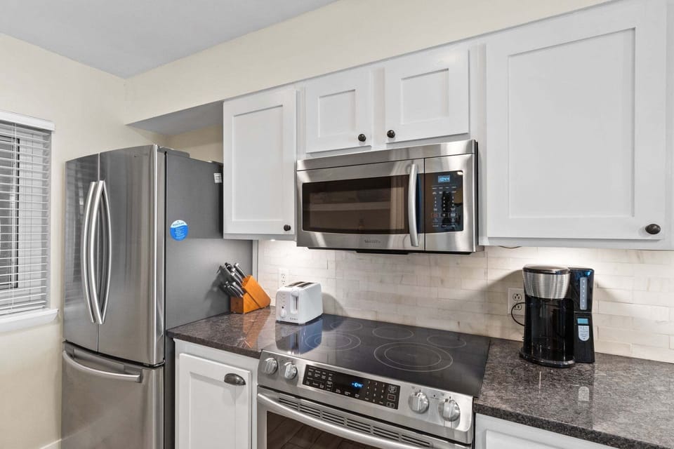 Fully Stocked Kitchen ~ Dawn ~ Trash Bags ~ Initial Coffee & Dish soap Provided