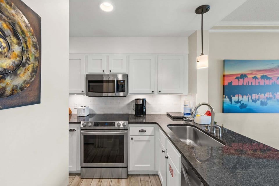 Fully Stocked Kitchen ~ Dawn ~ Trash Bags ~ Initial Coffee & Dish soap Provided