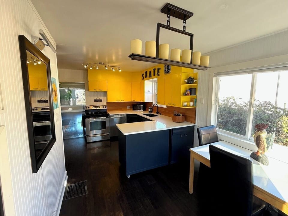 Kitchen with eat-in area