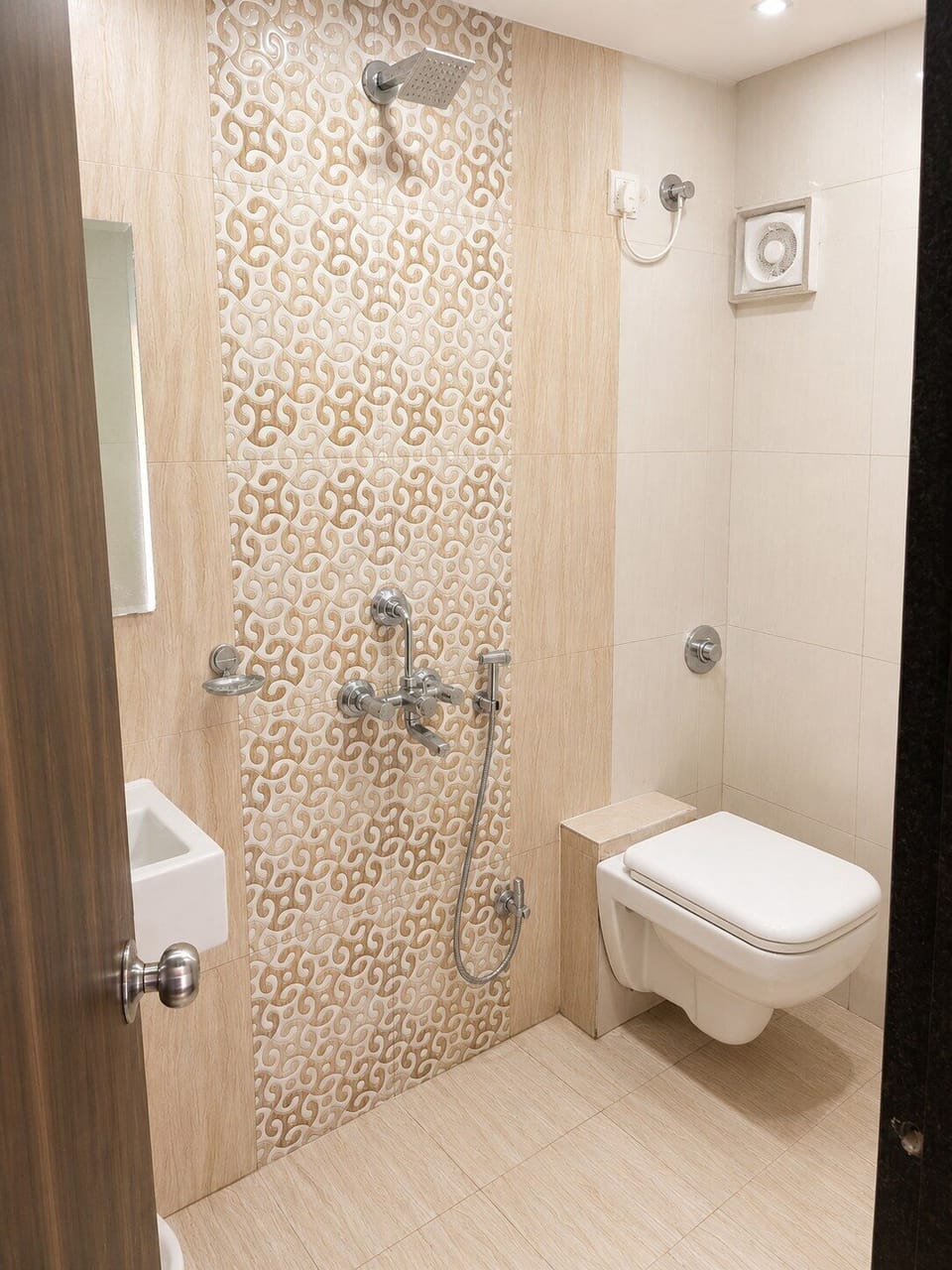 Deluxe Double Room | Bathroom | Shower, free toiletries, hair dryer, slippers