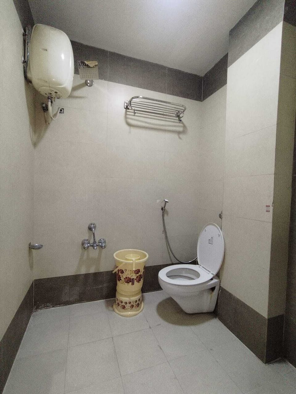 Deluxe Room | Bathroom | Free toiletries, towels, soap, shampoo