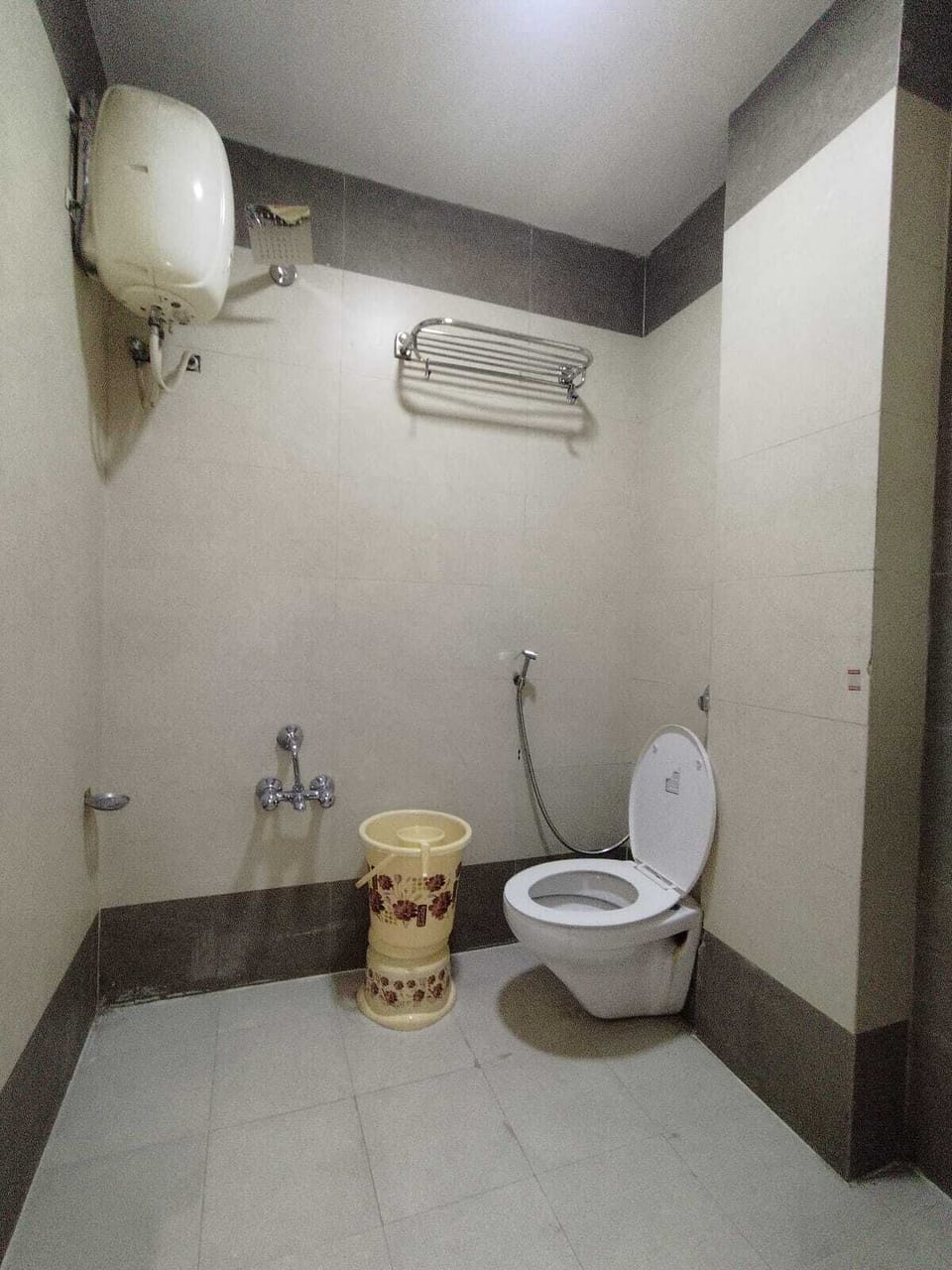 Deluxe Room | Bathroom | Free toiletries, towels, soap, shampoo
