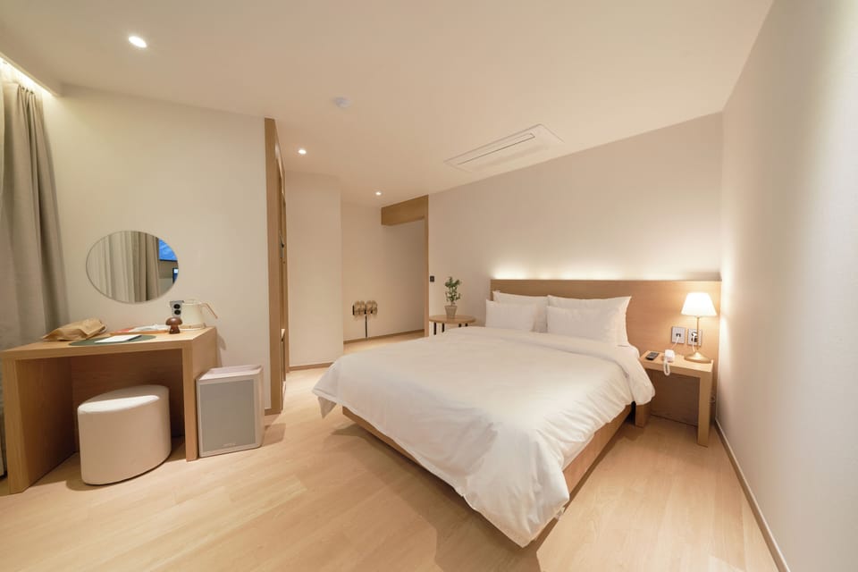 2 PC Room | Blackout drapes, WiFi (free), bed sheets