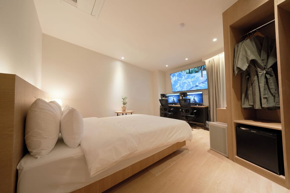 2 PC Room | Blackout drapes, WiFi (free), bed sheets