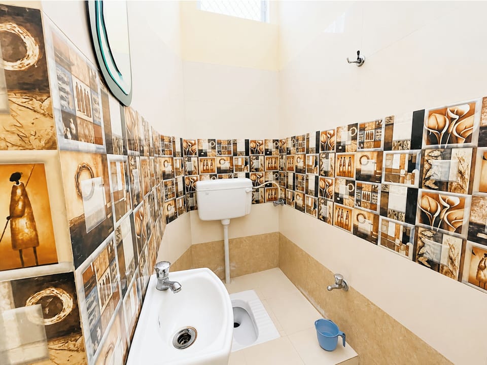 Deluxe Double Room | Bathroom | Shower, rainfall showerhead, slippers, towels