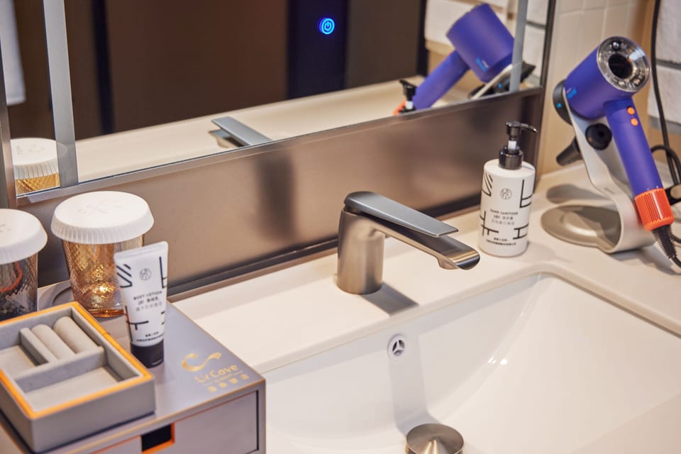 Separate tub and shower, free toiletries, hair dryer, bathrobes