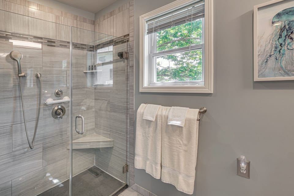 Full Bathroom | 1st Floor
