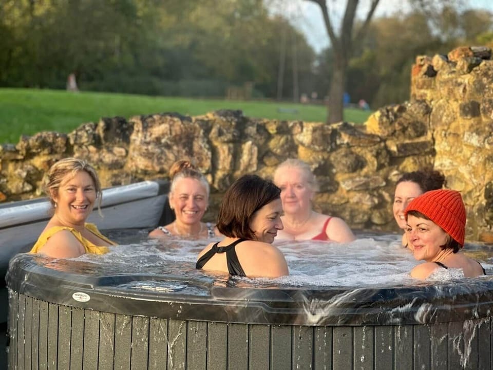 Hot Tub / whirlpool bath (Outdoor)