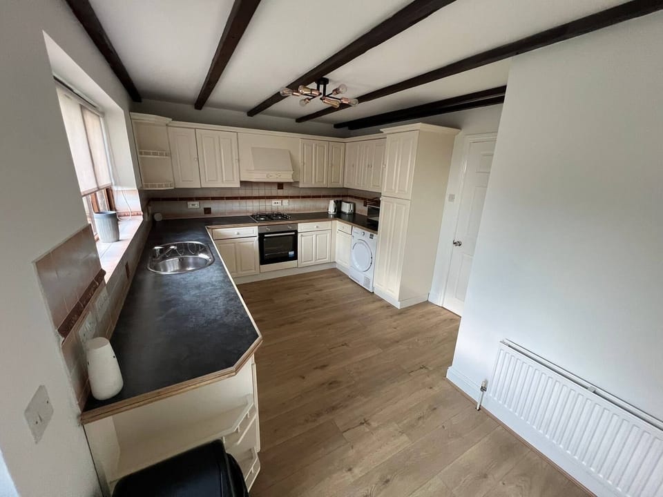 House, 4 Bedrooms, Fireplace | Private kitchen