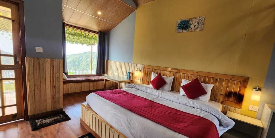 Family Room, City View | Desk, free WiFi
