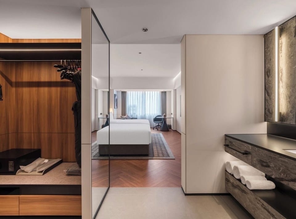 Classic Twin Room | Bathroom | Shower, free toiletries, hair dryer, slippers